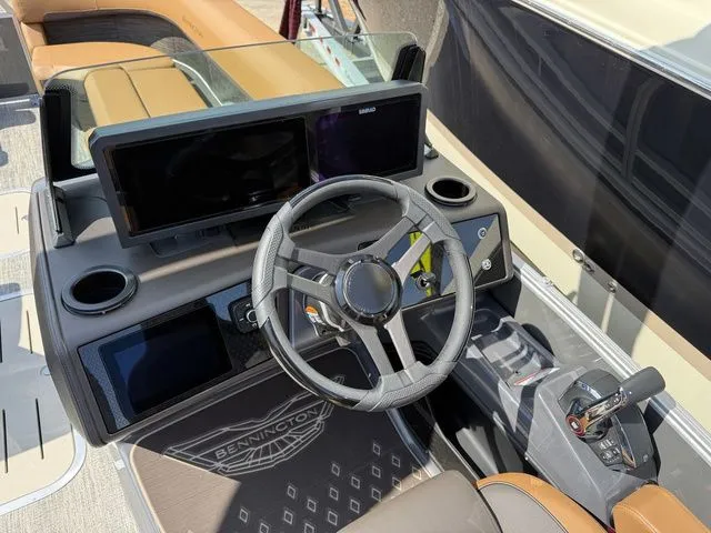 Slide: The Image of Bennington M Swingback 24 MCSB Tritoon 2026 - 23