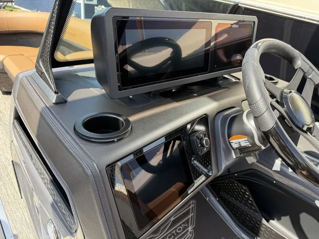 Slide: The Image of Bennington M Swingback 24 MCSB Tritoon 2026 - 24