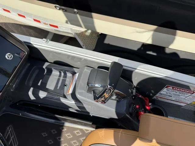 Slide: The Image of Bennington M Swingback 24 MCSB Tritoon 2026 - 26