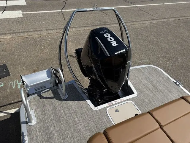 Slide: The Image of Bennington M Swingback 24 MCSB Tritoon 2026 - 35