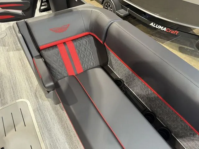 Slide: The Image of Bennington M Center Swingback 26 MCSB Tritoon 2026 - 11