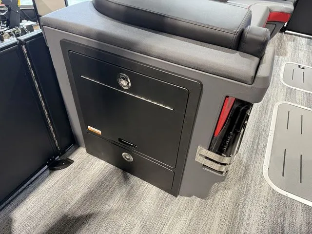 Slide: The Image of Bennington M Center Swingback 26 MCSB Tritoon 2026 - 17