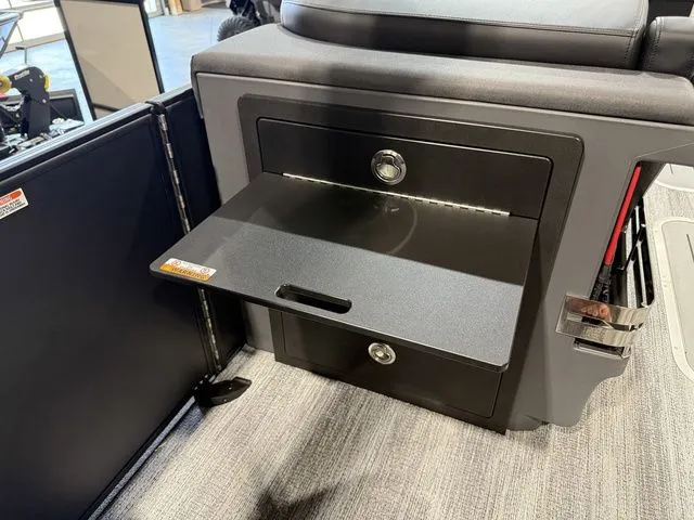 Slide: The Image of Bennington M Center Swingback 26 MCSB Tritoon 2026 - 18