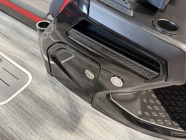 Slide: The Image of Bennington M Center Swingback 26 MCSB Tritoon 2026 - 21