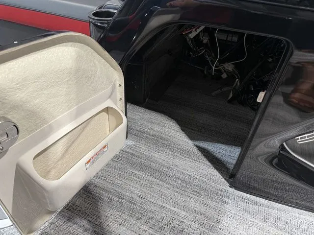 Slide: The Image of Bennington M Center Swingback 26 MCSB Tritoon 2026 - 22