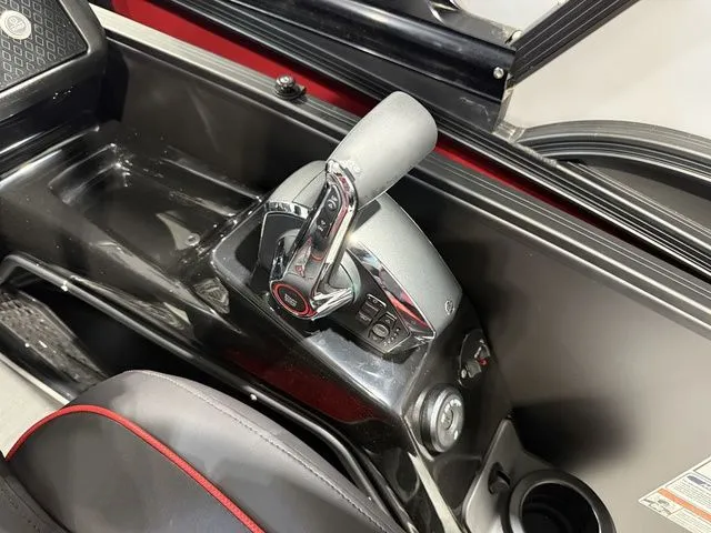 Slide: The Image of Bennington M Center Swingback 26 MCSB Tritoon 2026 - 25