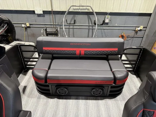 Slide: The Image of Bennington M Center Swingback 26 MCSB Tritoon 2026 - 26