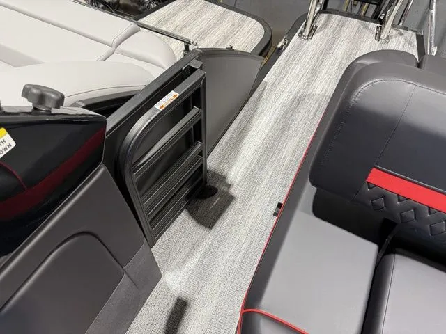 Slide: The Image of Bennington M Center Swingback 26 MCSB Tritoon 2026 - 28