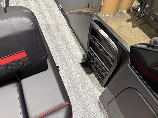 Slide: The Image of Bennington M Center Swingback 26 MCSB Tritoon 2026 - 29