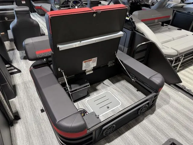 Slide: The Image of Bennington M Center Swingback 26 MCSB Tritoon 2026 - 33