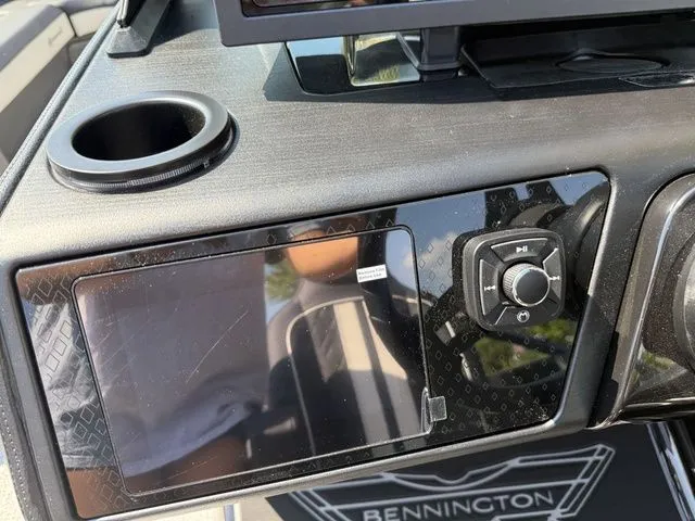 Slide: The Image of Bennington M Swingback 24 MSB Tritoon 2026 - 17