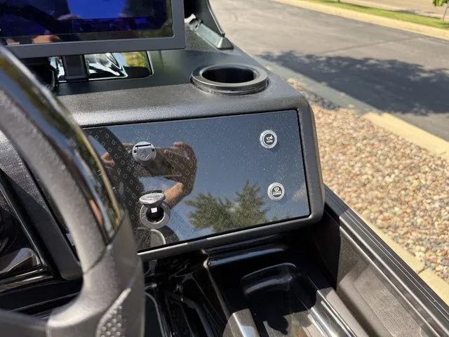 Slide: The Image of Bennington M Swingback 24 MSB Tritoon 2026 - 19