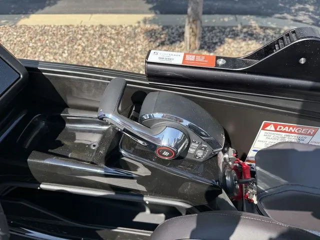 Slide: The Image of Bennington M Swingback 24 MSB Tritoon 2026 - 20