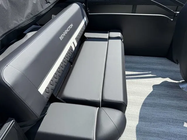 Slide: The Image of Bennington M Swingback 24 MSB Tritoon 2026 - 27