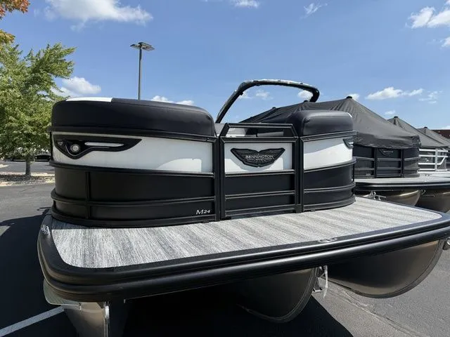 Slide: The Image of Bennington M Swingback 24 MSB Tritoon 2026 - 3