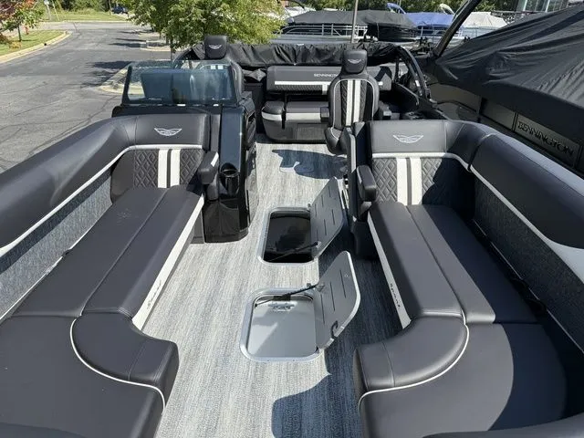 Slide: The Image of Bennington M Swingback 24 MSB Tritoon 2026 - 6