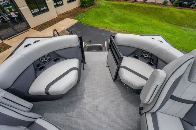 Slide: The Image of Viaggio X22Q Bi-Toon (27" Tubes) 2025 - 10