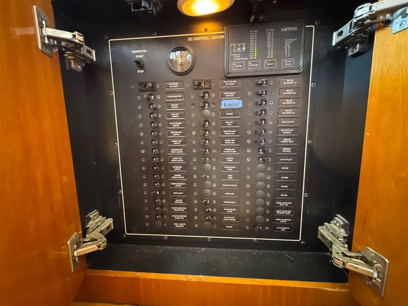 Slide: The Image of Carver 570 Voyager Pilothouse 2001 - 25