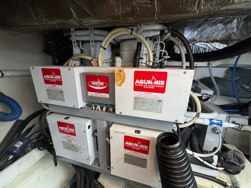 Slide: The Image of Carver 570 Voyager Pilothouse 2001 - 41