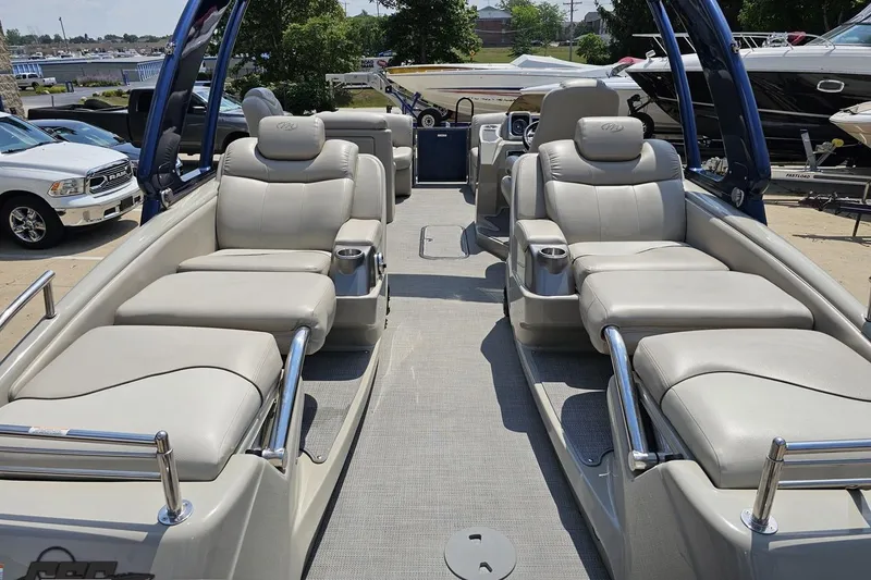 Slide: The Image of 2016 Manitou 23 Legacy pontoon boat with luxurious seating and modern design. - 60
