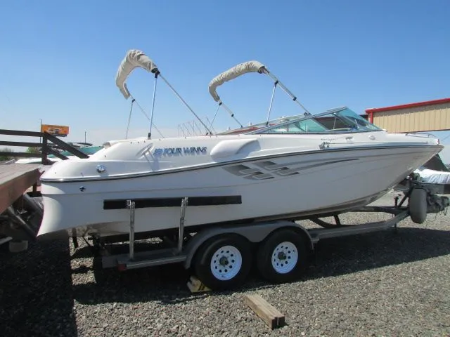 Slide: The Image of Four Winns 260 Horizon 2000 - 2