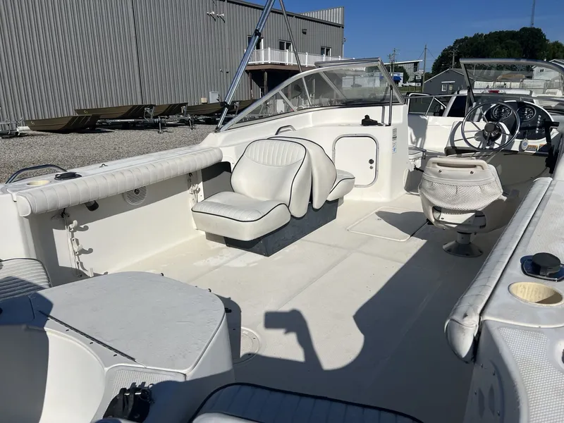 Slide: The Image of Bayliner 1900 2001 - 5