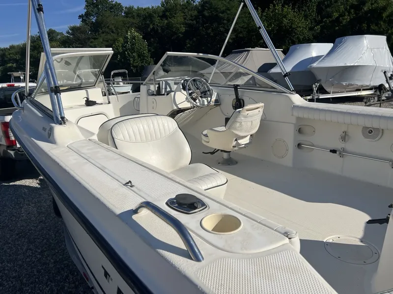 Slide: The Image of Bayliner 1900 2001 - 6