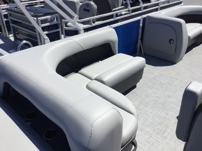 Slide: The Image of Sun Tracker Bass Buggy 18 DLX 2026 - 13