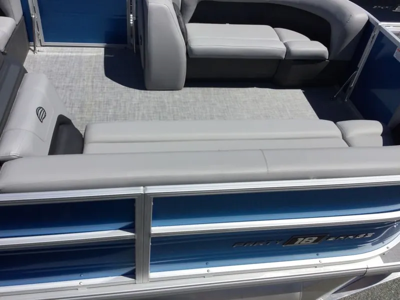 Slide: The Image of Sun Tracker Bass Buggy 18 DLX 2026 - 4