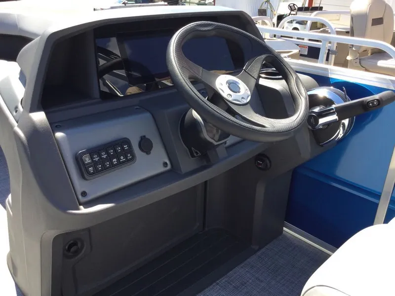 Slide: The Image of Sun Tracker Bass Buggy 18 DLX 2026 - 9