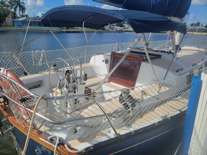 Slide: The Image of Endeavour Endeavour 33 Sailing Yacht 1985 - 11