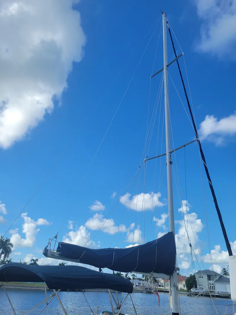 Slide: The Image of Endeavour Endeavour 33 Sailing Yacht 1985 - 16
