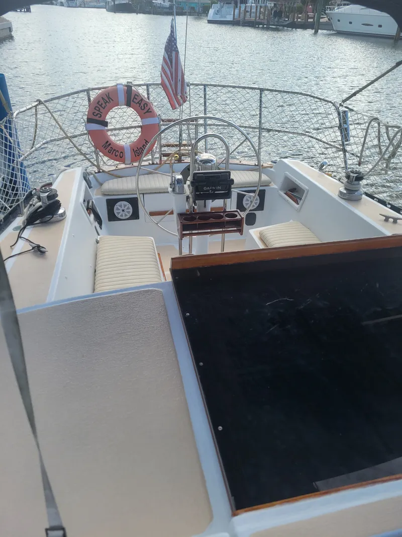 Slide: The Image of Endeavour Endeavour 33 Sailing Yacht 1985 - 24