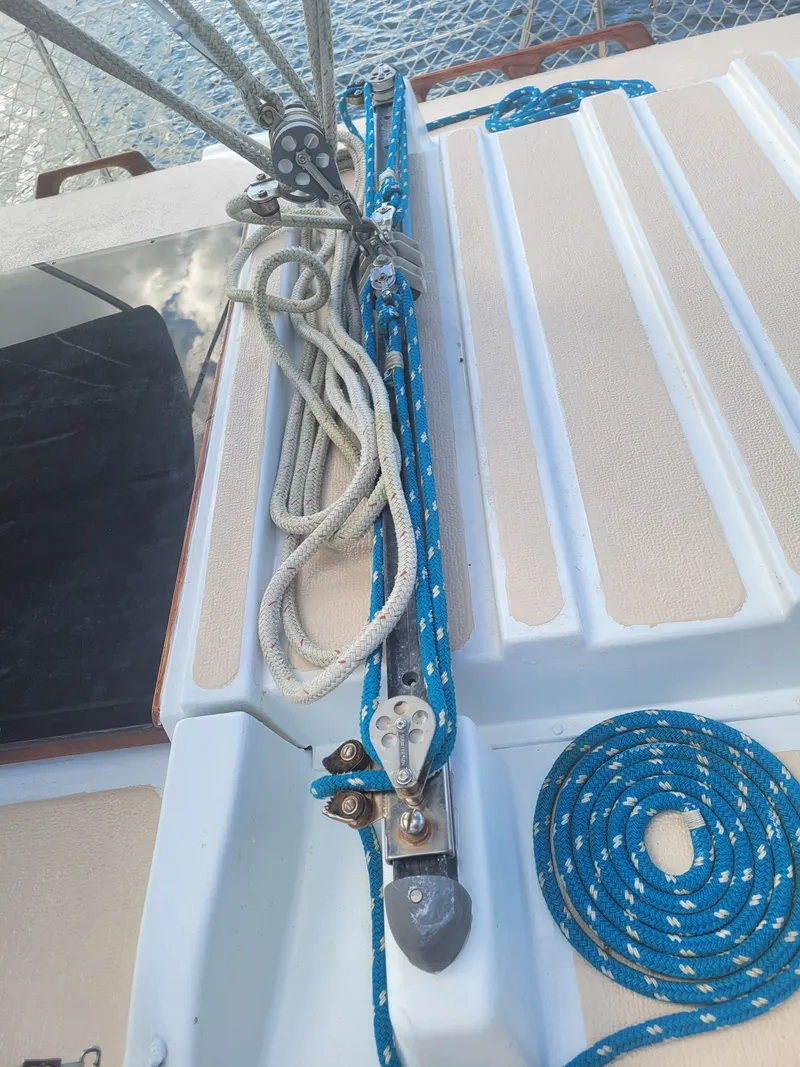 Slide: The Image of Endeavour Endeavour 33 Sailing Yacht 1985 - 25