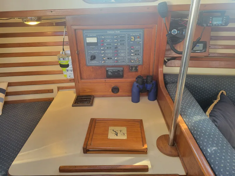 Slide: The Image of Endeavour Endeavour 33 Sailing Yacht 1985 - 31