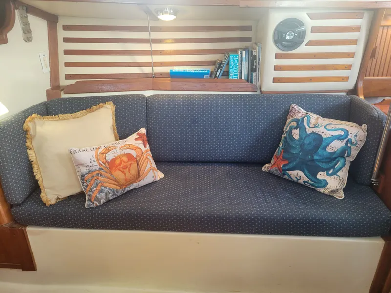 Slide: The Image of Endeavour Endeavour 33 Sailing Yacht 1985 - 34