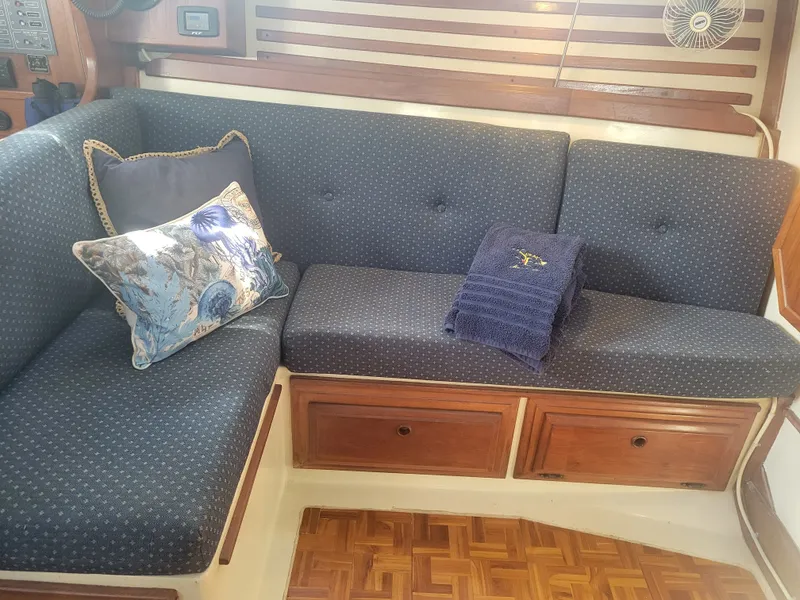 Slide: The Image of Endeavour Endeavour 33 Sailing Yacht 1985 - 35