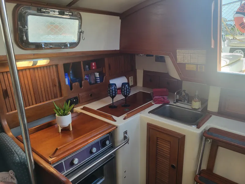 Slide: The Image of Endeavour Endeavour 33 Sailing Yacht 1985 - 36