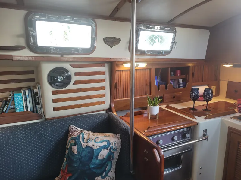 Slide: The Image of Endeavour Endeavour 33 Sailing Yacht 1985 - 37