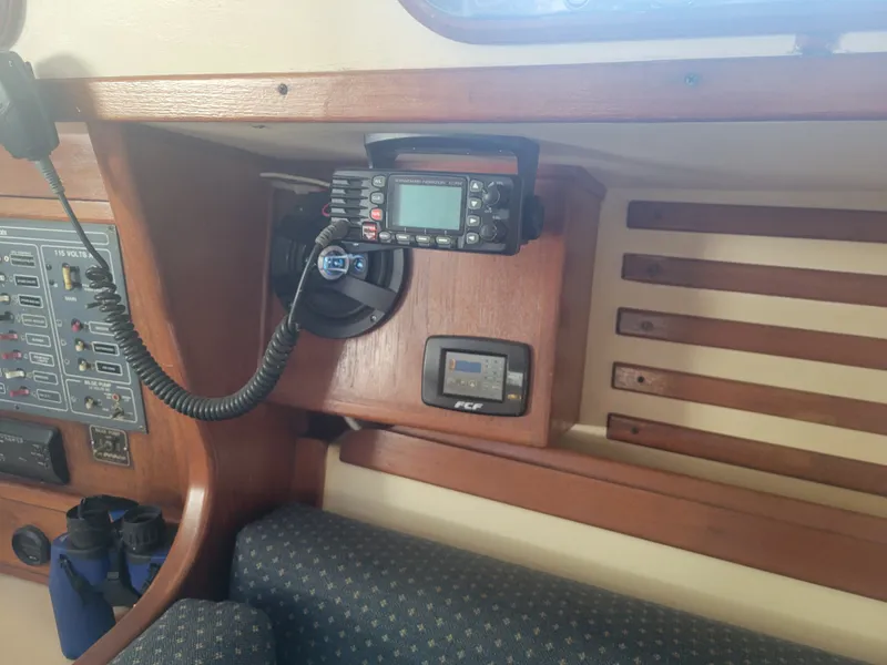 Slide: The Image of Endeavour Endeavour 33 Sailing Yacht 1985 - 39