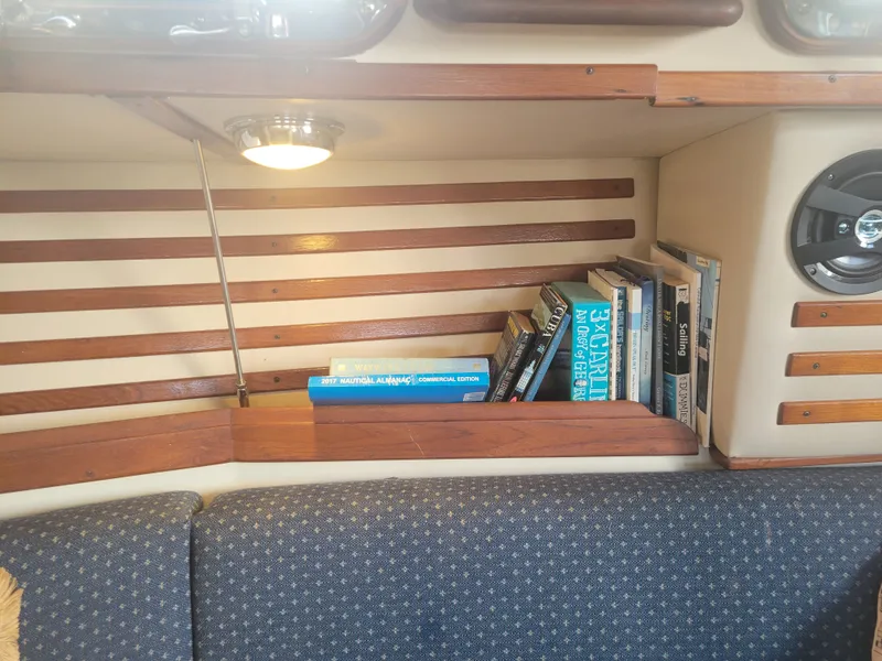 Slide: The Image of Endeavour Endeavour 33 Sailing Yacht 1985 - 40