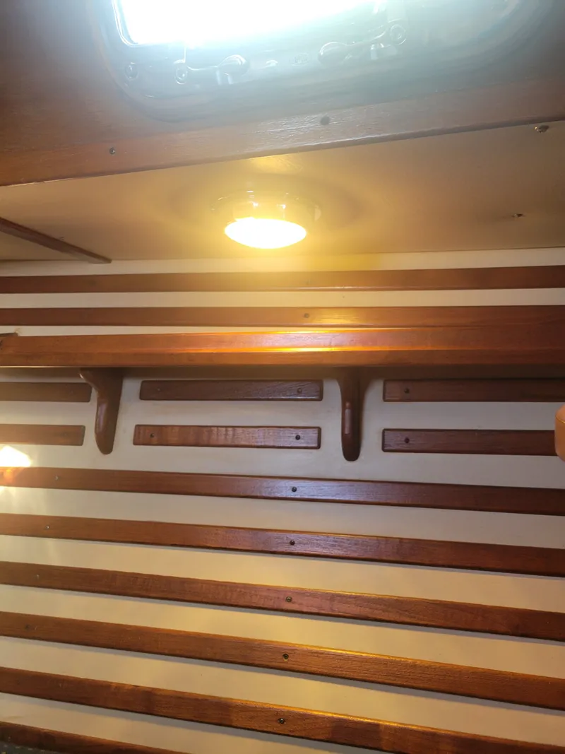 Slide: The Image of Endeavour Endeavour 33 Sailing Yacht 1985 - 42