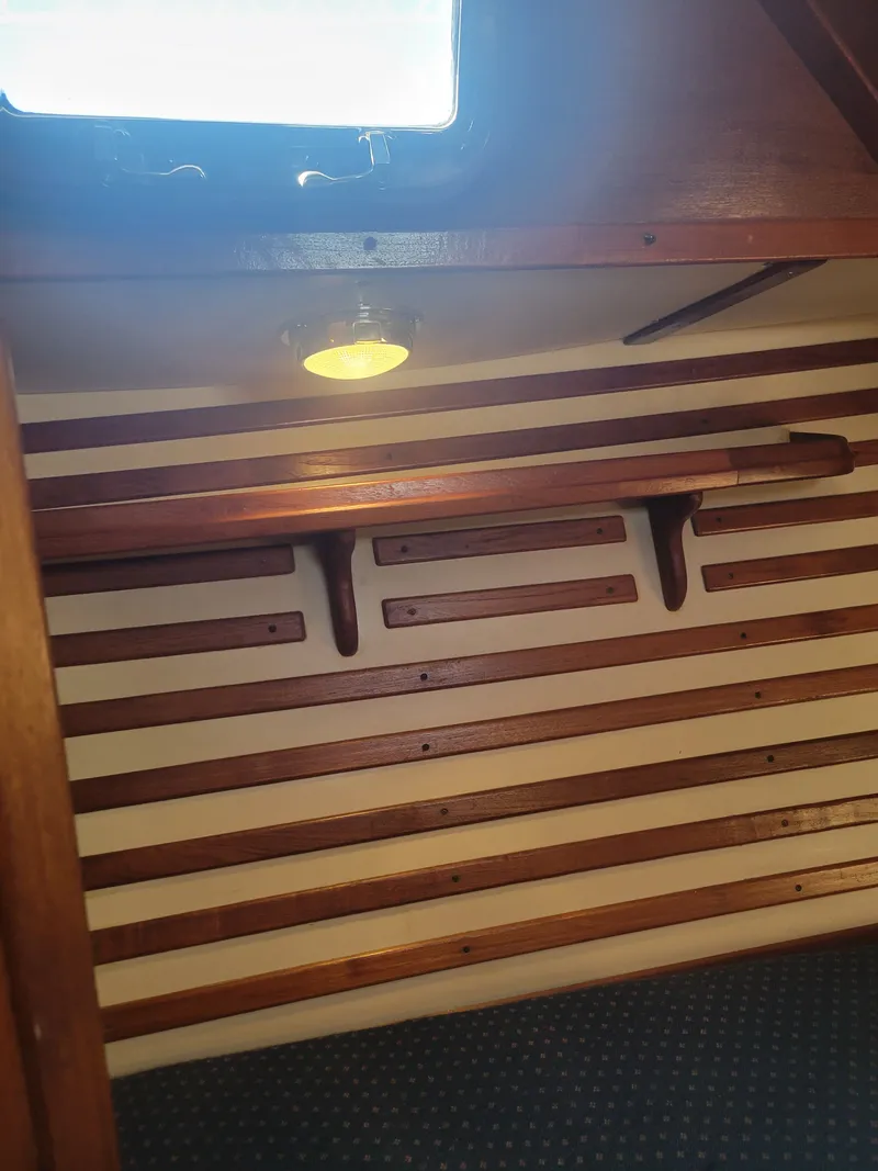 Slide: The Image of Endeavour Endeavour 33 Sailing Yacht 1985 - 43