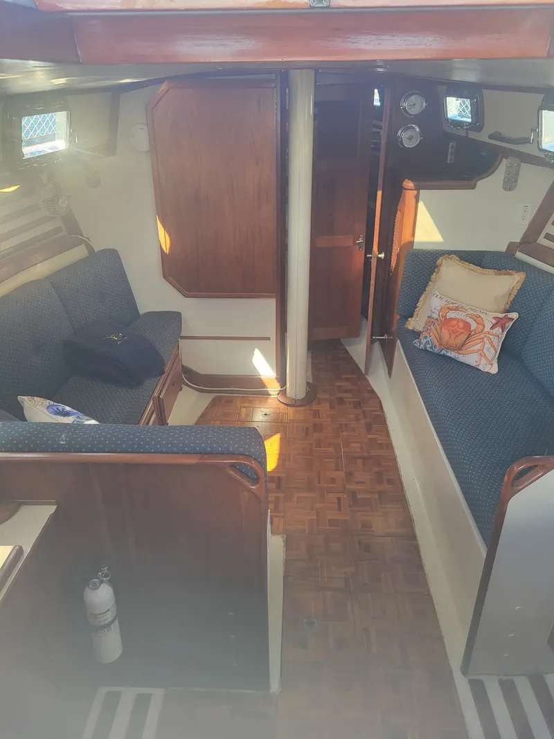 Slide: The Image of Endeavour Endeavour 33 Sailing Yacht 1985 - 45