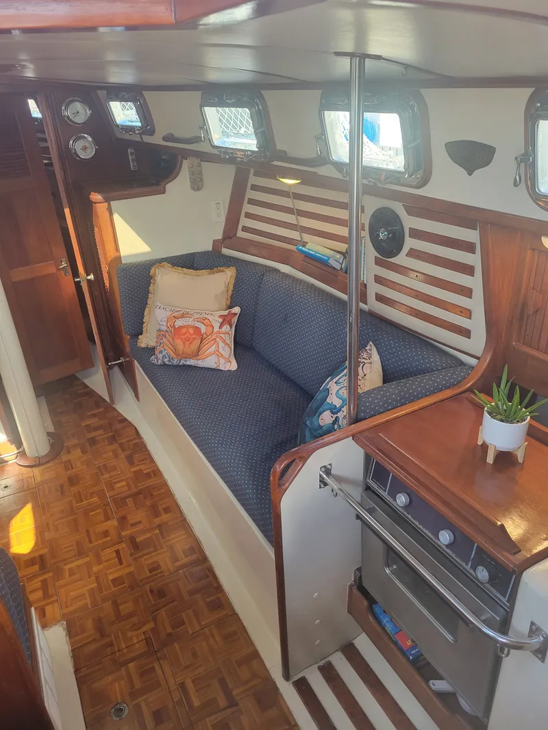 Slide: The Image of Endeavour Endeavour 33 Sailing Yacht 1985 - 46