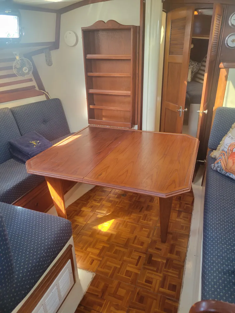 Slide: The Image of Endeavour Endeavour 33 Sailing Yacht 1985 - 48