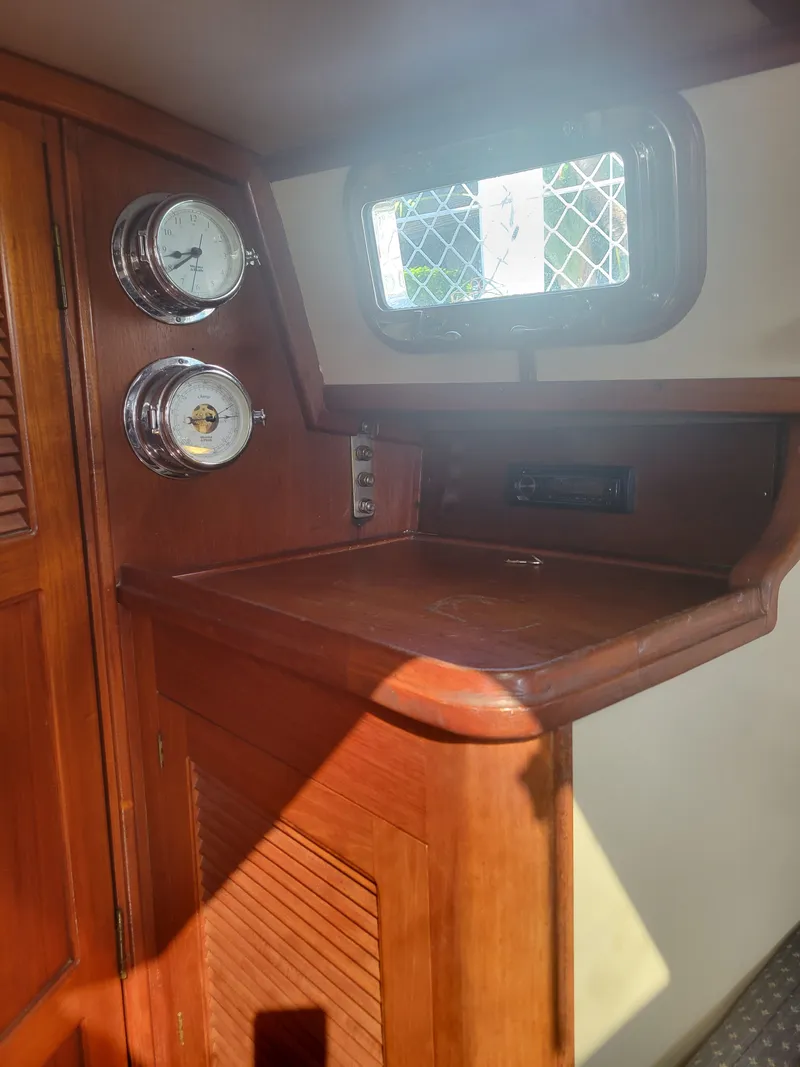 Slide: The Image of Endeavour Endeavour 33 Sailing Yacht 1985 - 49