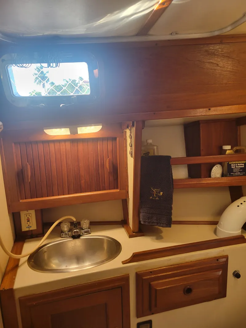 Slide: The Image of Endeavour Endeavour 33 Sailing Yacht 1985 - 50