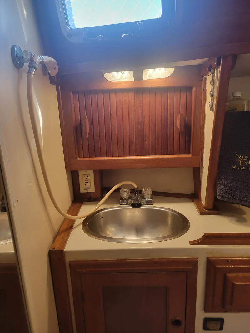 Slide: The Image of Endeavour Endeavour 33 Sailing Yacht 1985 - 52