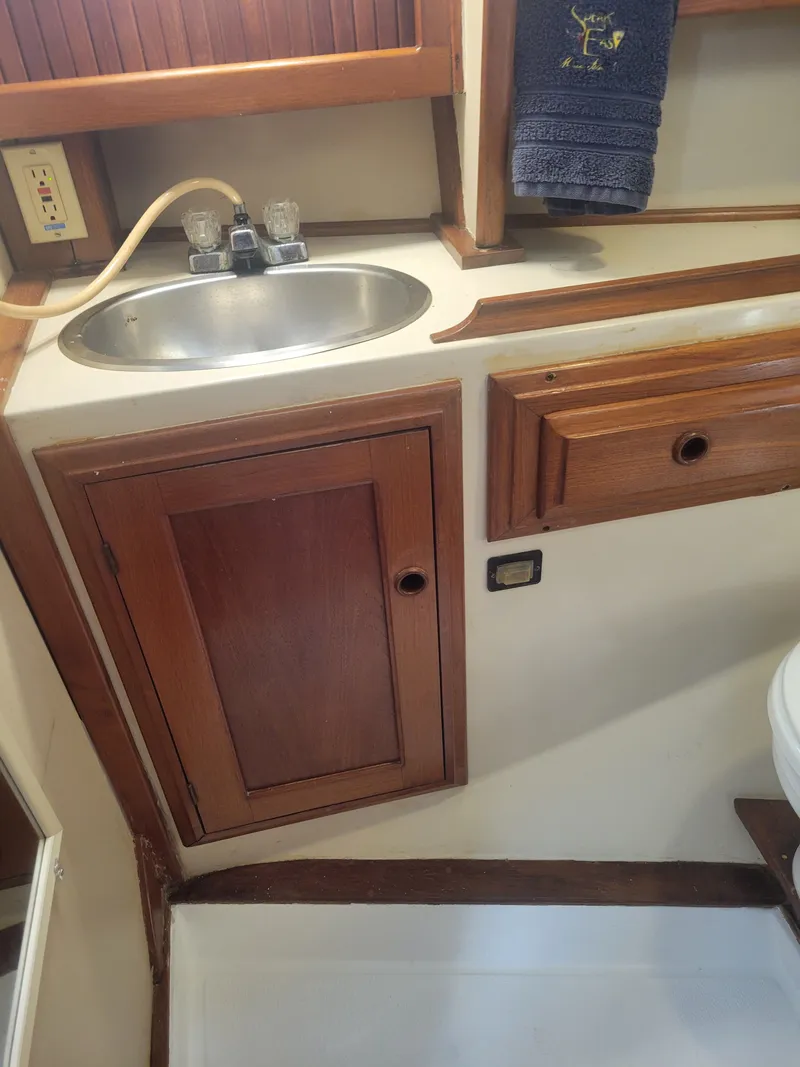 Slide: The Image of Endeavour Endeavour 33 Sailing Yacht 1985 - 53